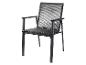 Chaise de jardin noire avec accoudoirs et assise en corde tressée.