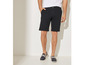 Een man draagt ​​zwarte shorts en blauwe scheepslaarsjes.