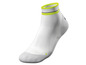 Witte sportsokken met groene en zwarte details.