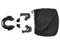 Rembourrage de casque noir et sac de casque noir sur fond blanc.