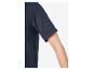 Detail van een donkerblauw t-shirt met korte mouwen.