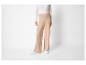 Beige wijde broek met witte sneakers
