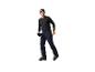 Homme en pantalon de ski marine, haut noir et lunettes de ski.