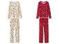 Twee kerstpyjama sets: één crèmekleurig met kerstbomen en peperkoekmannetjes, één rood met sneeuwvlokken en strikken.
