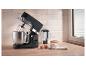 Robot pâtissier Silvercrest avec mixeur, œufs et farine sur un comptoir de cuisine.