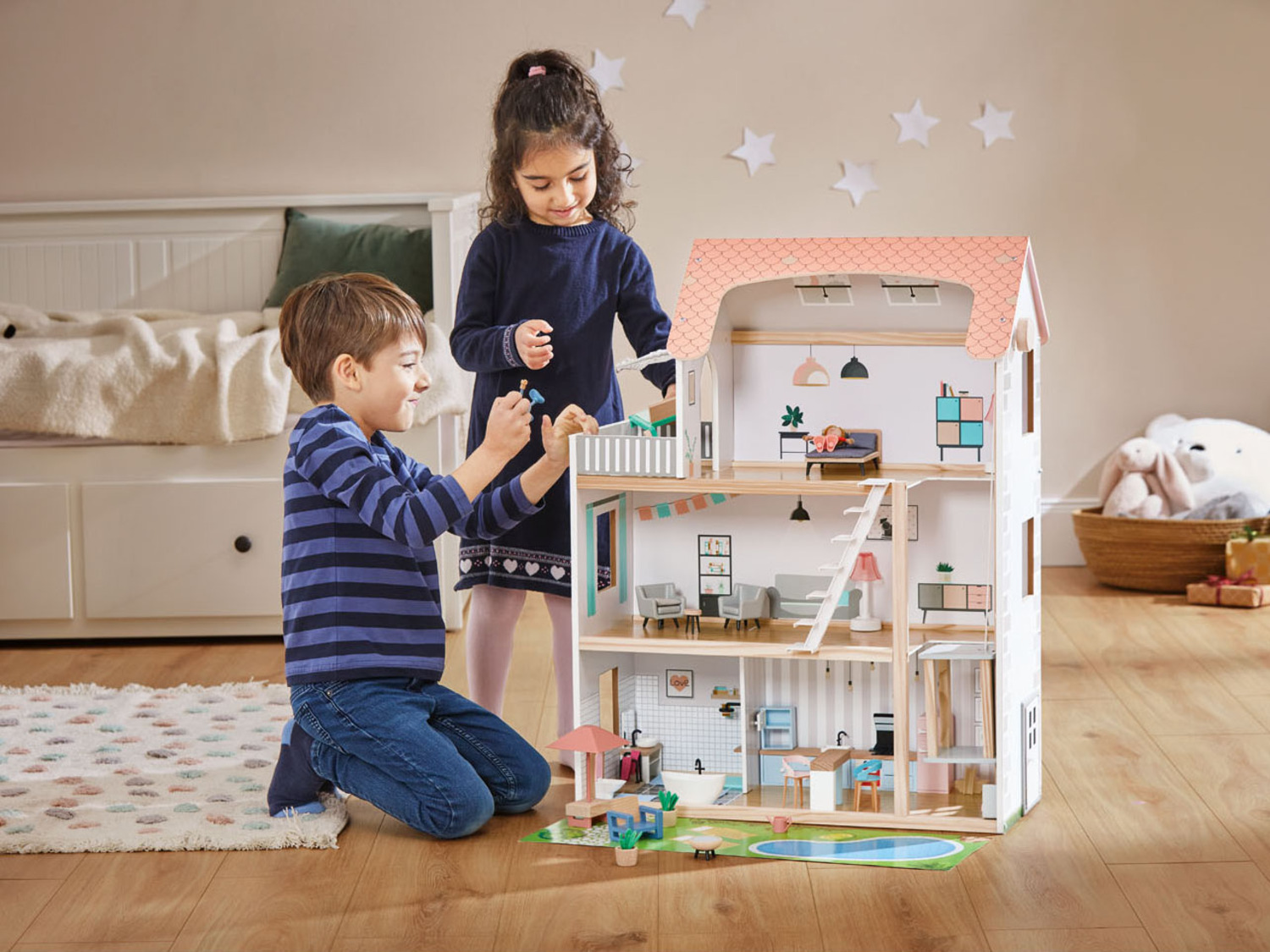 Maison de poupée en bois avec accessoires