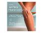 Femme s'épilant les jambes sous la douche pour une épilation plus douce avec rouleau de massage et plus de confort.