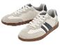 Une paire de baskets crème avec des empiècements en daim gris et des rayures bleu foncé.