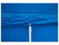 Een blauw zwembad met een blauwe afdekking