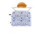 Toaster en brood, blauw-witte tegelpatroon.