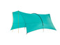 Een turquoise tentdoek met paaltjes