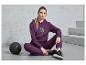 Une femme porte un sweat à capuche violet et un pantalon de survêtement avec un imprimé tigre.
