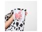 Kinderhand houdt een zachte dalmatiërprint deken vast met een roze poot.