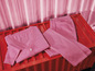 Un pull rose et un jean sur un conteneur rouge.