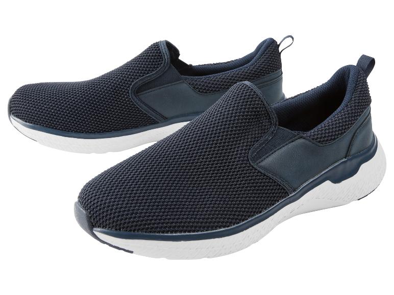 Une paire de baskets bleu marine avec des semelles blanches.