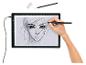 Tablette lumineuse avec dessin de visage, crayon et gomme.