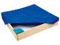 Houten zandbak met blauw beschermzeil.