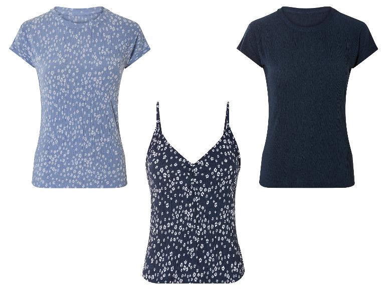 Twee blauwe t-shirts met bloemenprint en een donkerblauw t-shirt.