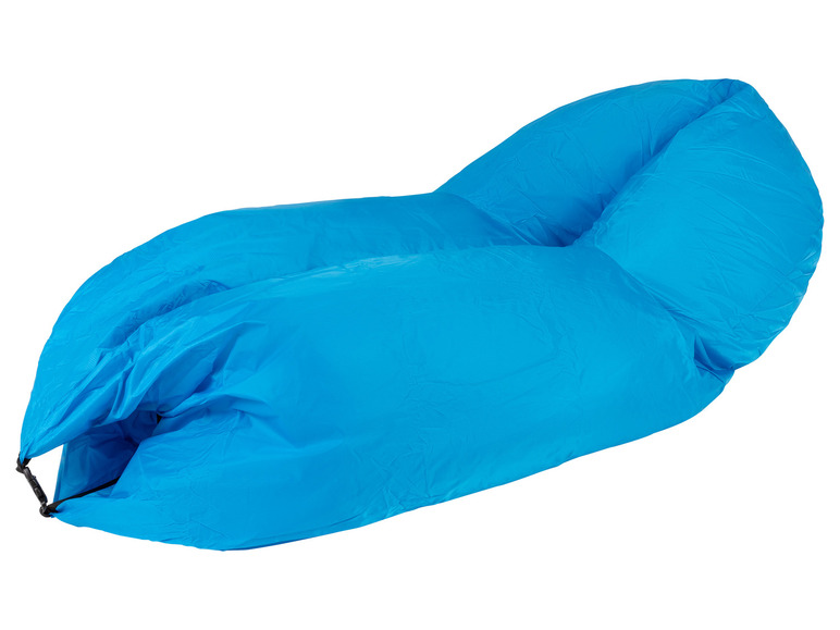Blauwe opblaasbare loungebank voor buiten.
