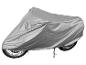 Housse de moto argentée sur fond blanc.