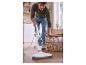 Man maakt vloer schoon met SilverCrest stoommop