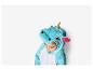 Een kind in een blauwe eenhoorn onesie.