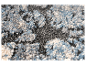 Tapis moelleux aux tons bleus, gris et beige.