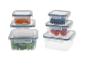 Récipients alimentaires transparents avec abricots, myrtilles, tomates et salade.