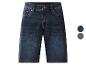 Donkerblauwe denim shorts met oranje stiksels en metalen knopen.