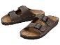 Sandales marron à deux brides avec boucles noires, avec surpiqûres blanches.