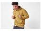 Een jonge man lacht terwijl hij een mosterdgele hoodie draagt met NYC-logo.