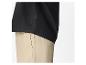 Onderkant van een zwart overhemd en beige broek
