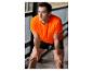 Man in een oranje T-shirt en zwarte shorts van het merk Craft.