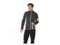 Homme portant une veste zippée CMP et un pantalon cargo.