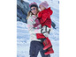 Een vrouw en een kind in winterkleding, inclusief een rode jas en  'Mountain Slopes' broek.