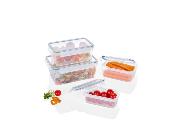 Drie plastic bakjes met salade, wortels en cherrytomaten.