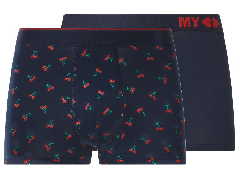Twee herenboxershorts, één marineblauw met kersenpatroon, de andere effen marineblauw met 'MY <3' op de tailleband.