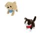 Een pluche hond en kat met bandanas.