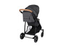 Een zwarte kinderwagen met een bruin handvat