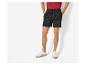 Herenshorts met print en witte sneakers.