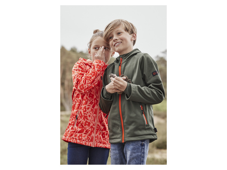 Twee kinderen in een oranje en groene Softshell jas