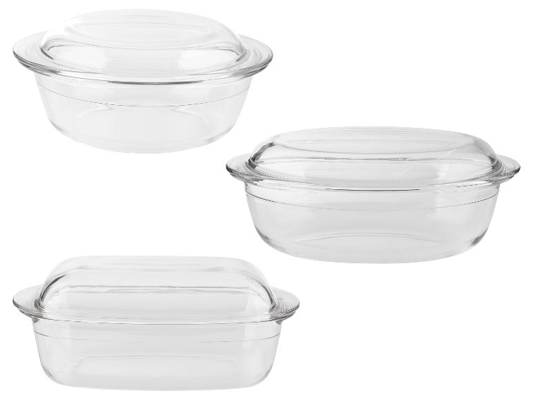 Drie transparante glazen ovenschalen met deksels, rond en rechthoekig.