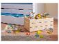 Houten kist gevuld met kinderspeelgoed, knuffels en houten puzzels.