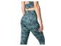 Dameslegging en sporttop met groenblauw marmerpatroon.