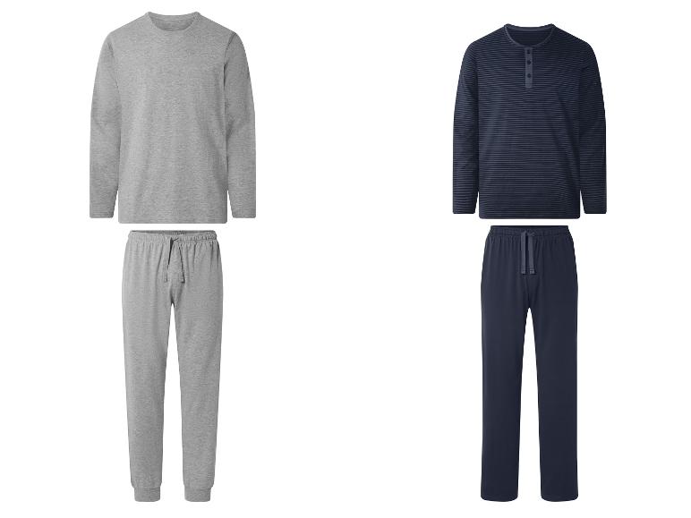 Deux ensembles de pyjamas pour hommes : un gris et un bleu marine rayé.
