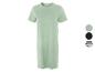 Een groene t-shirt jurk met korte mouwen.
