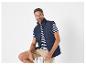 Man draagt een donkerblauwe bodywarmer met een gestreept T-shirt eronder.