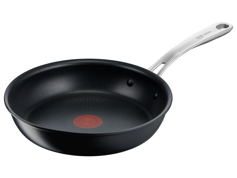 Een zwarte koekenpan met een zilveren handvat van het merk Jamie Oliver Tefal.