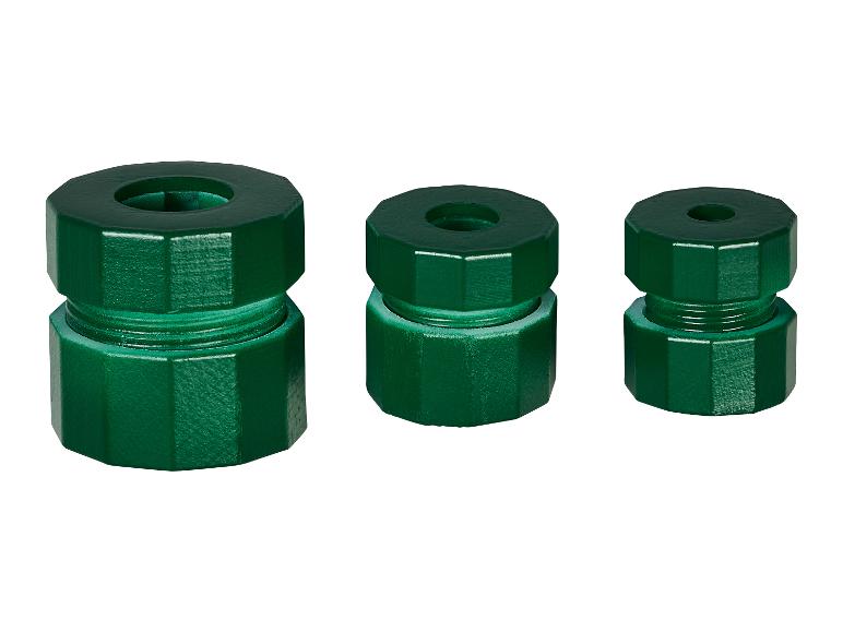 Trois raccords de tuyau d'arrosage verts de différentes tailles