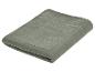 Zachte, olijfgroene quilted deken.